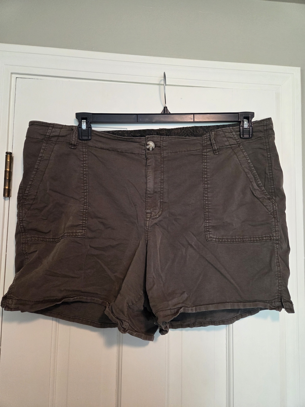 Maurice's Women’s Green Casual Pocket Shorts - Olive Green Size 22 (plus)